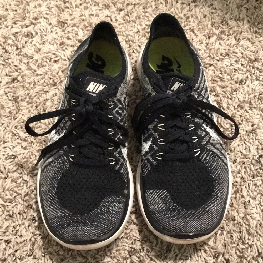 Women’s Black Nike shoes